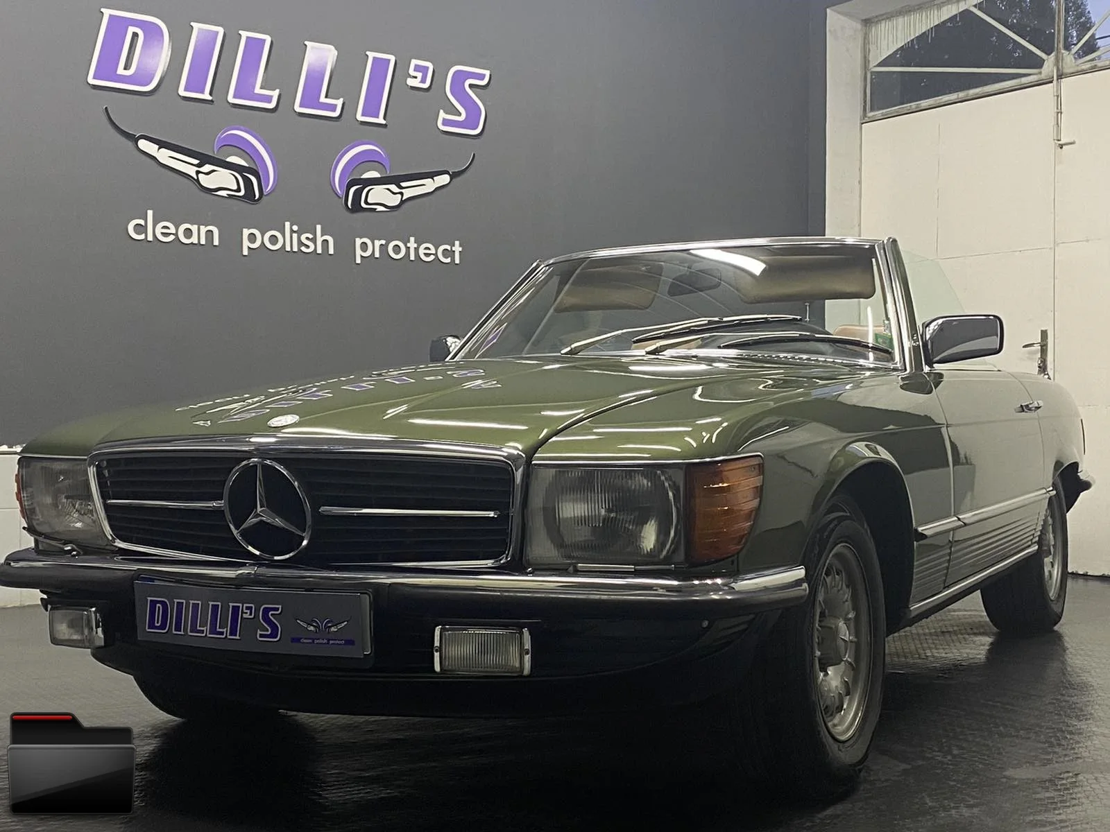 Зелен Mercedes SL500 в студиото
