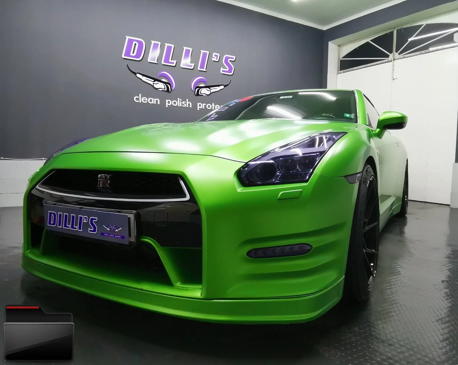 Зелен Nissan GT-R в студиото