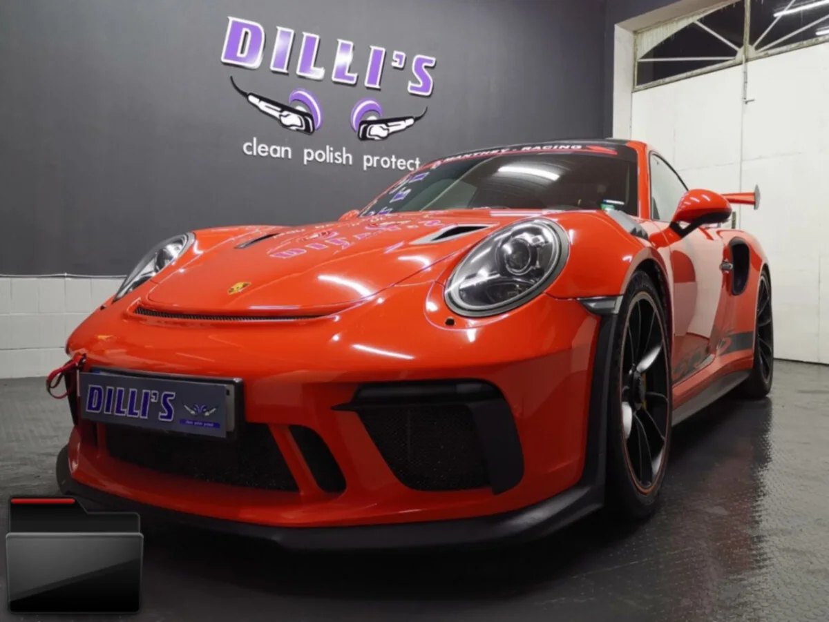 Червено Porsche GT3 RS в студиото