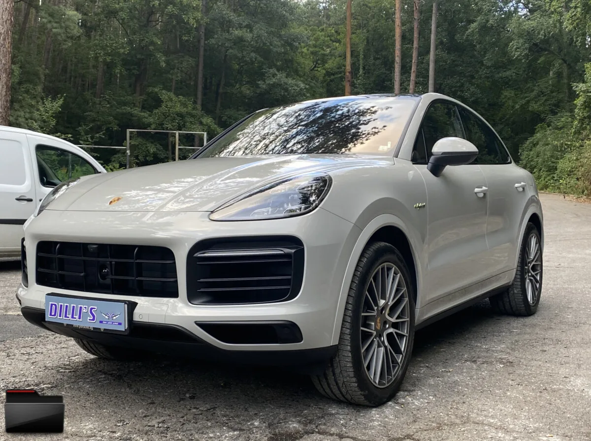 Porsche Cayenne пред студиото
